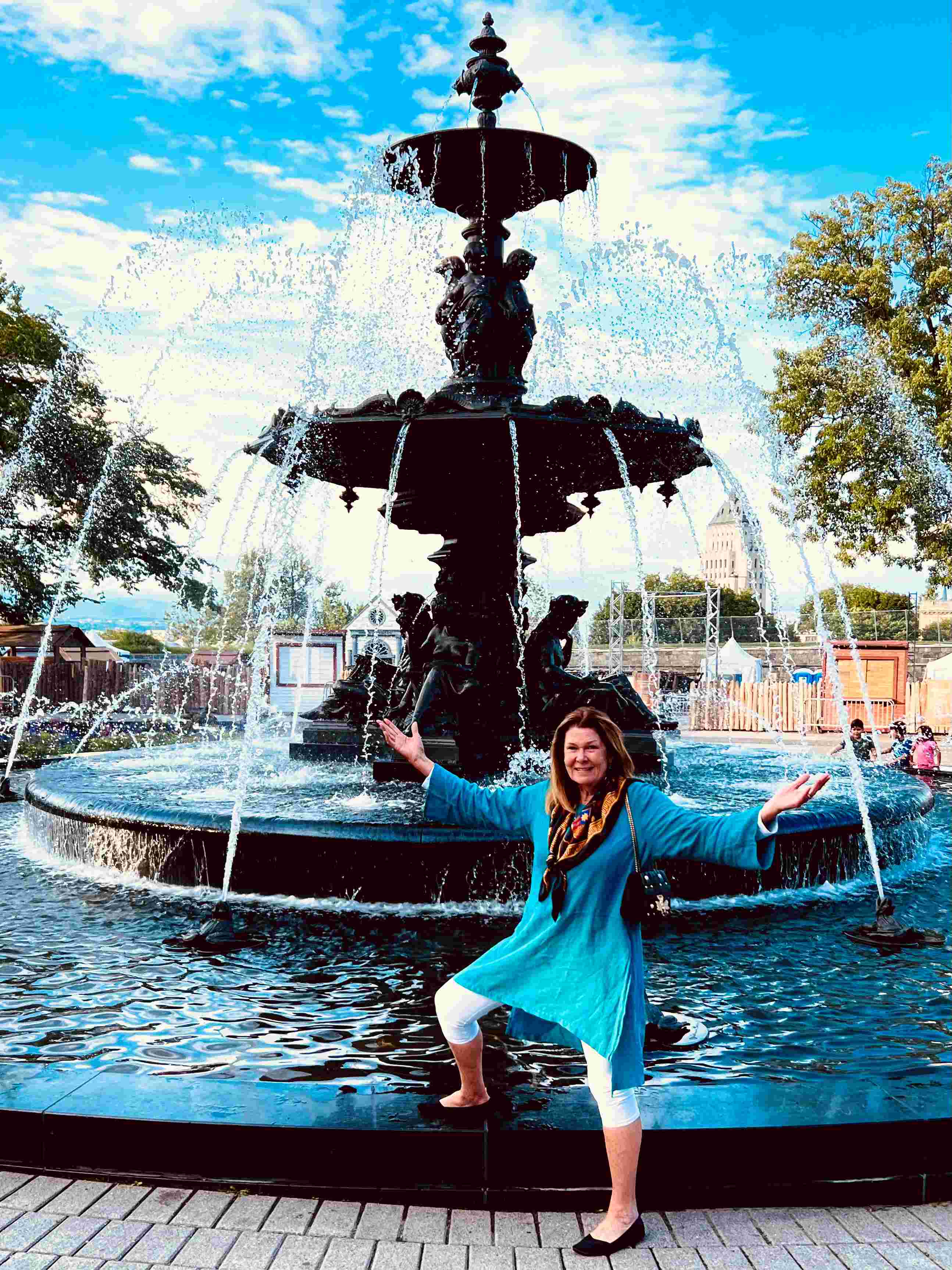 Robin in front of a fountain